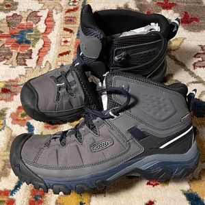 Men’s Keen Waterproof hiking boots 8.5